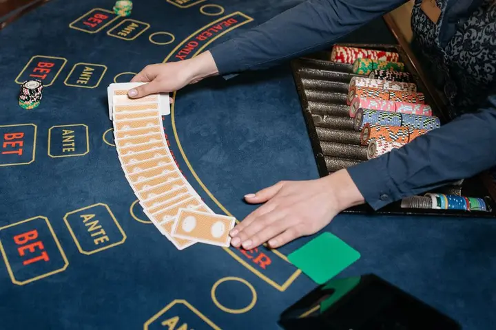 Kuidas mängida blackjacki? Reeglid, põhistrateegia ja parimad kasiinod